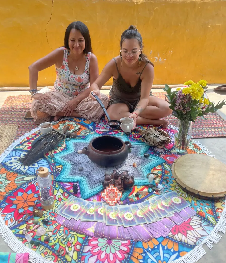 Altar con cacao, flores y velas en un círculo de mujeres facilitado por Fiore Lertora en Lima
