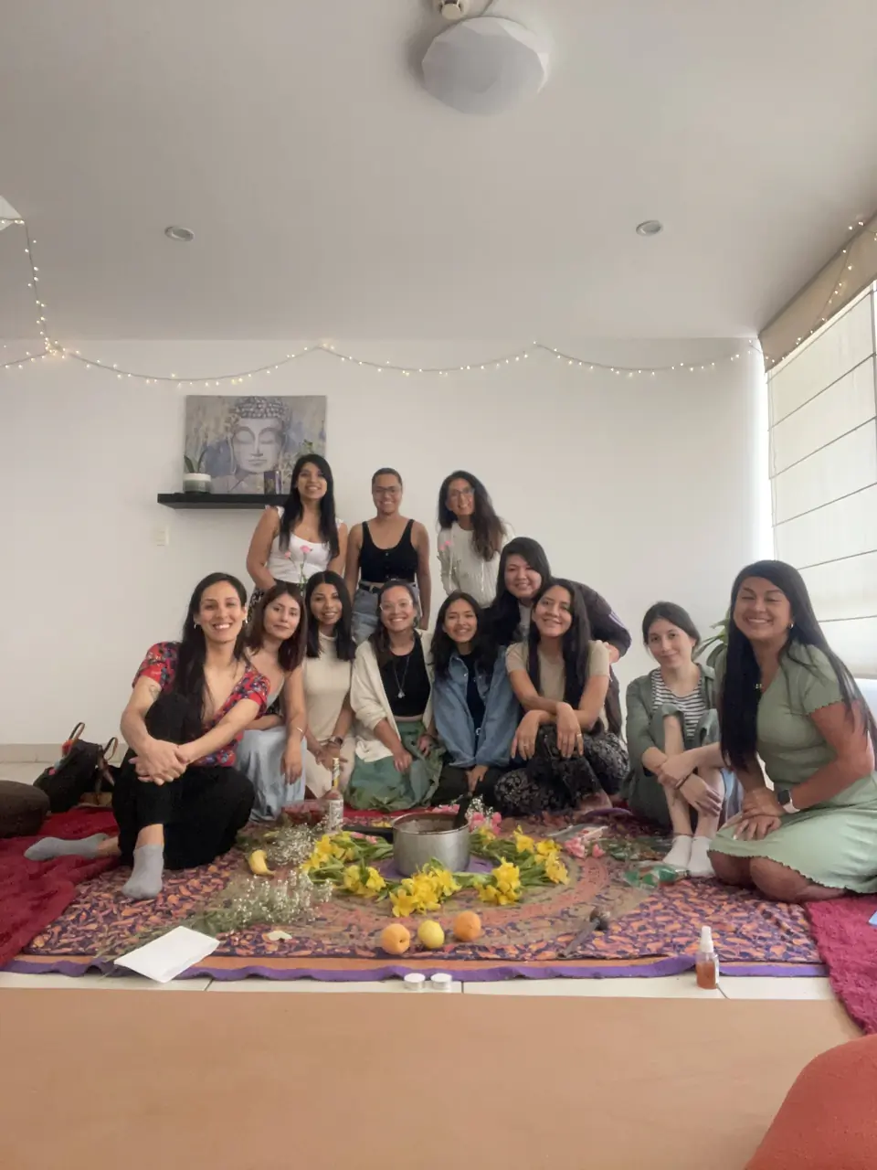 Mujeres sentadas alrededor de un mandala en un círculo de mujeres en Lima