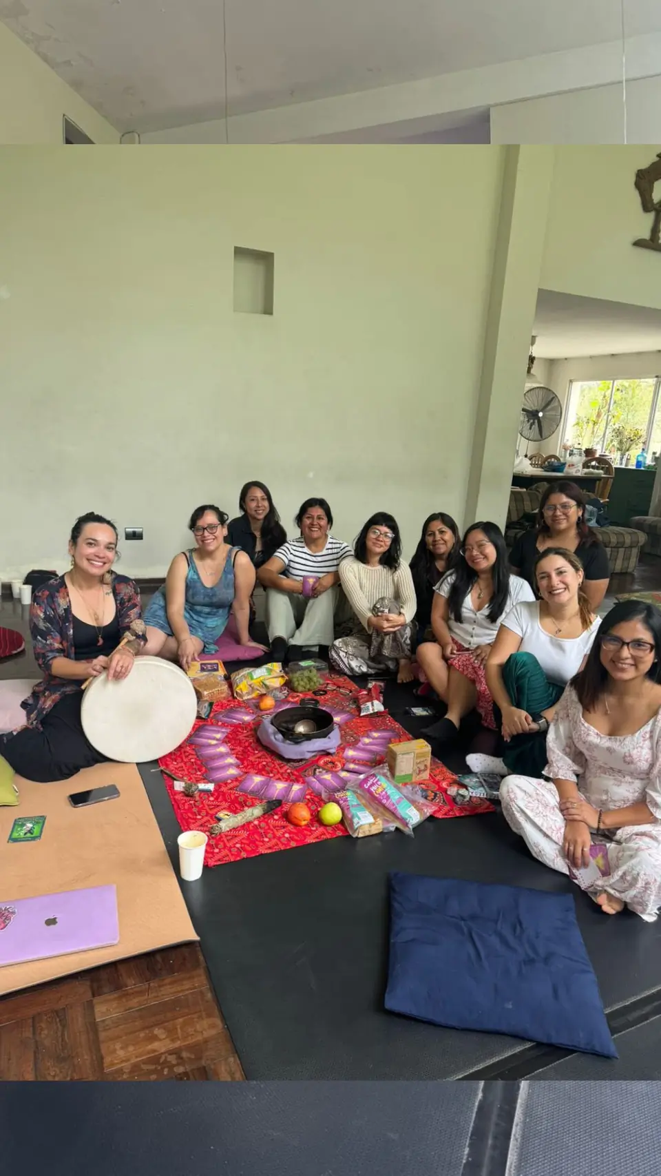 Grupo de mujeres en un círculo facilitado por Fiore Lertora