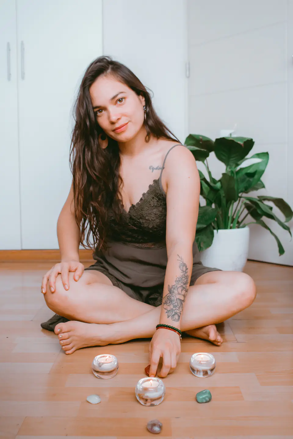 Fiorella Lertora, terapeuta holística, junto a un árbol