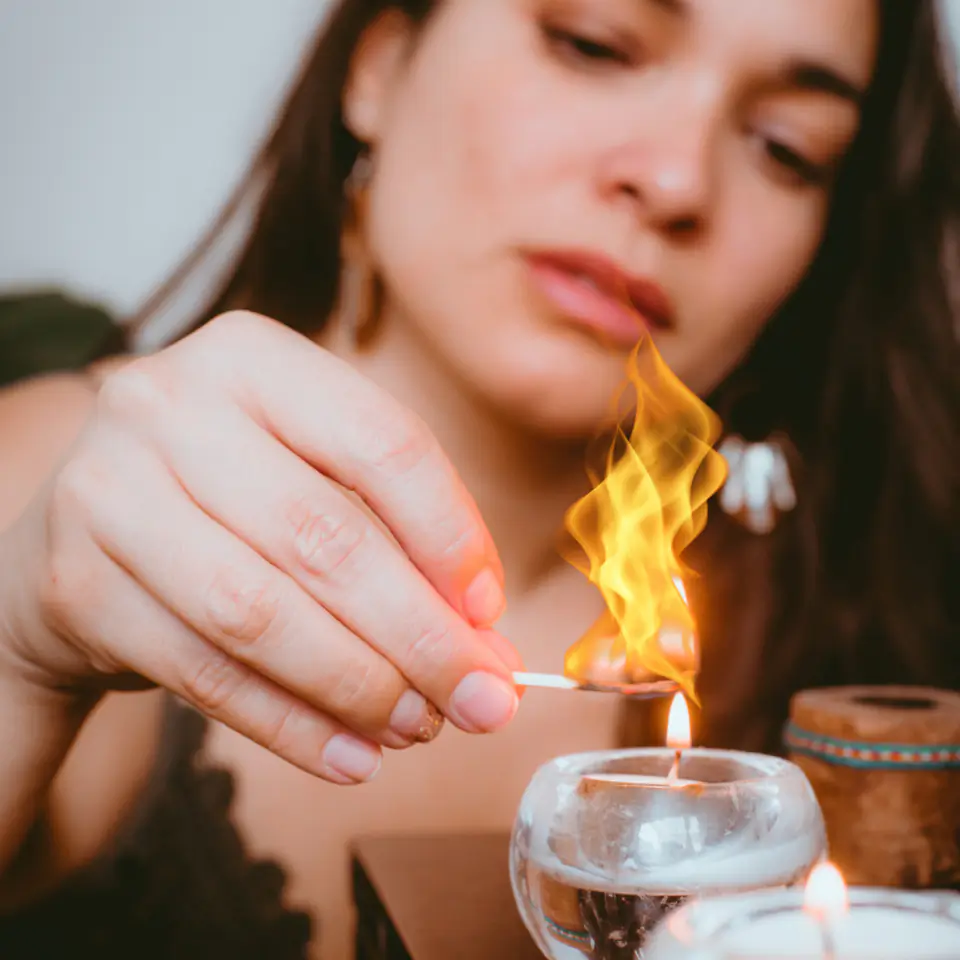 Fiorella Lertora encendiendo una vela, programa Poder Femenino VIP