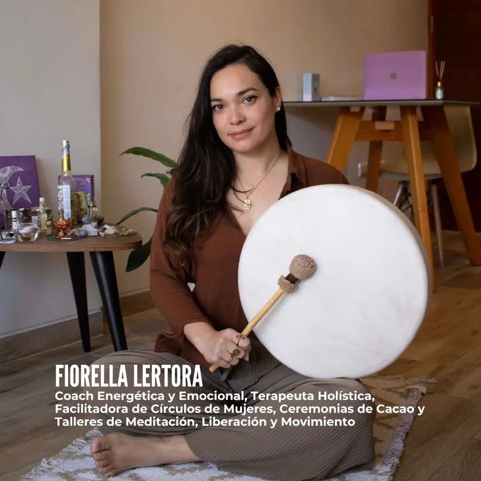 Fiorella Lertora con su tambor en el consultorio de San Isidro, coach energética y facilitadora de círculos de mujeres
